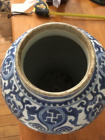 null Paire de vases en porcelaine bleu blanc
Chine, XIXe siècle
Balustres, à décor...