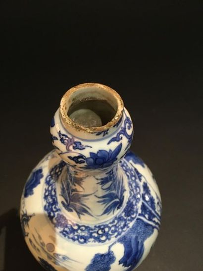 null Vase en porcelaine bleu blanc
Chine, XIXe siècle
La panse globulaire, à décor...