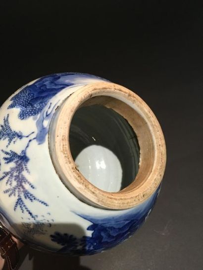 null Vase en porcelaine bleu blanc
Chine, XIXe siècle
La panse globulaire, à décor...