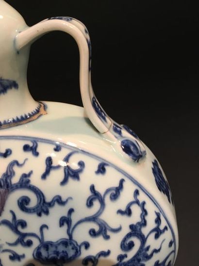 null Blue-white porcelain flask
China, Qing dynasty, early 19th century
The lenticular...