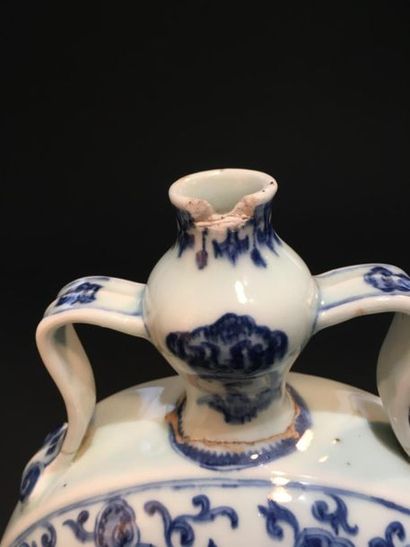 null Blue-white porcelain flask
China, Qing dynasty, early 19th century
The lenticular...