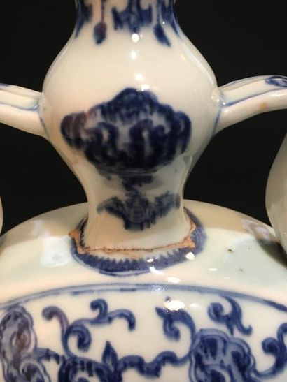 null Blue-white porcelain flask
China, Qing dynasty, early 19th century
The lenticular...