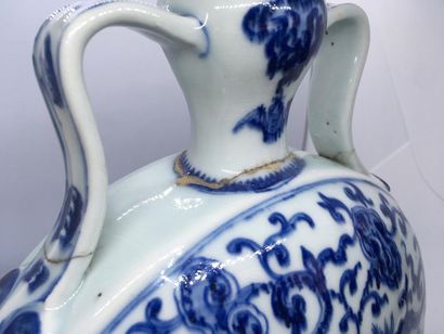 null Blue-white porcelain flask
China, Qing dynasty, early 19th century
The lenticular...