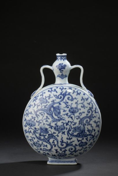 Gourde en porcelaine bleu blanc Chine, dynastie...