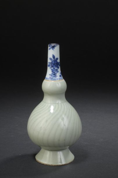 Aspersoir en porcelaine céladon et bleu blanc
Chine,...