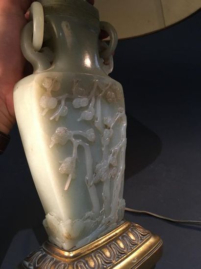 null Vase en jade céladon monté en lampe
Chine, fin du XVIIIe - début du XIXe siècle
De...