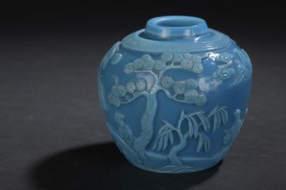 null Vase en verre turquoise
Chine
Globulaire, à décor sculpté de personnages dans...