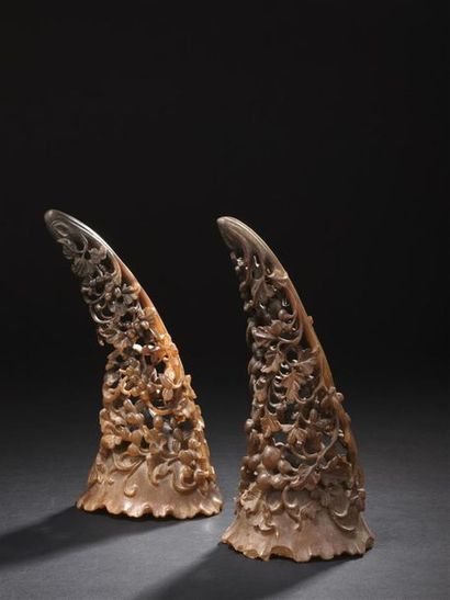 null Paire de grandes coupes libatoires en corne de rhinocéros blonde sculptée
Chine,...