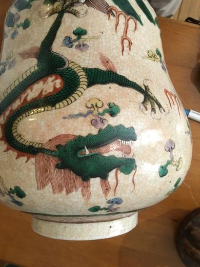 null Porcelain vase
China, early twentieth century
Baluster, with dragon decoration...