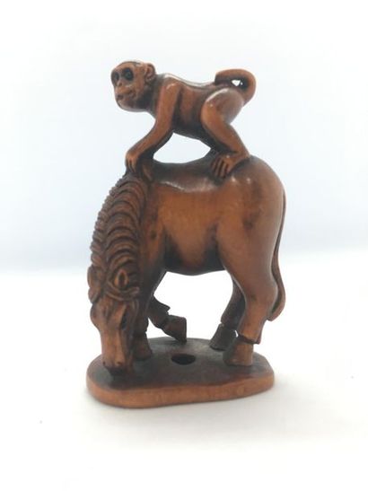 null Netsuke en buis
Japon, début du XXème siècle
Représentant un singe sur un cheval,...