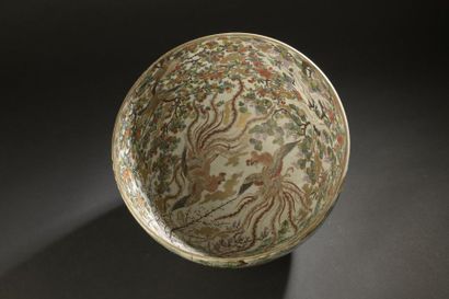 null Large Kutani porcelain bowl
Japan, early 20th century
The exterior is decorated...