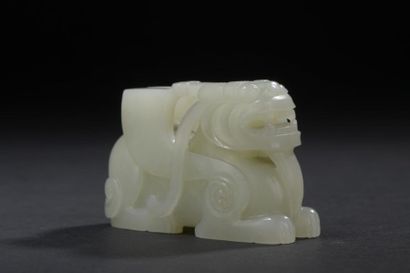 null Chimère archaïsante en jade céladon
Chine, XXe siècle
Représentée couchée, la...