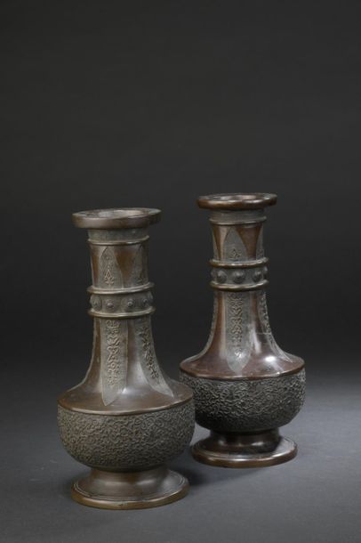 Paire de vases en bronze Japon, fin de l'époque...