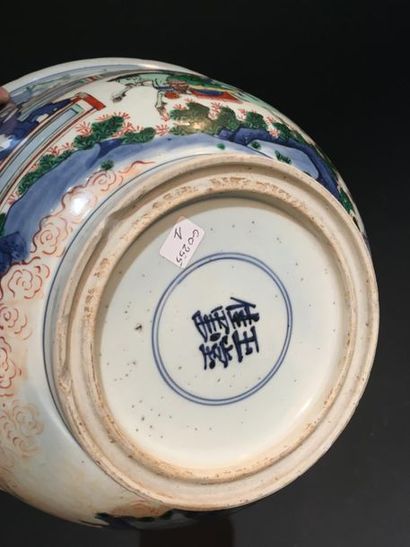 null Grand bol en porcelaine Wucai
Chine, XVIIe siècle
À décor de scènes d'archers...