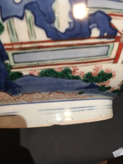 null Grand bol en porcelaine Wucai
Chine, XVIIe siècle
À décor de scènes d'archers...