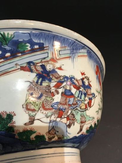null Grand bol en porcelaine Wucai
Chine, XVIIe siècle
À décor de scènes d'archers...