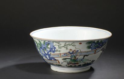 null Grand bol en porcelaine Wucai
Chine, XVIIe siècle
À décor de scènes d'archers...