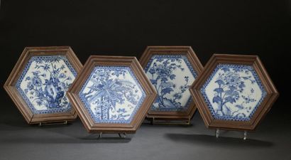 Quatre plaques en porcelaine bleu blanc Chine,...