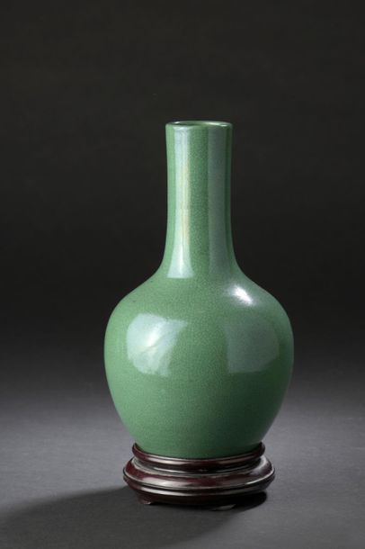 null Vase en porcelaine monochrome vert
Chine XIXe siècle
La panse globulaire surmontée...