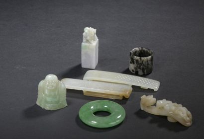 null Lot in jade and jadeite
Including two belt clips in pale celadon jade decorated...