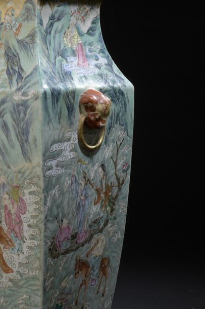 null Vase en porcelaine polychrome
Chine, début du XXe siècle
Balustre, de section...