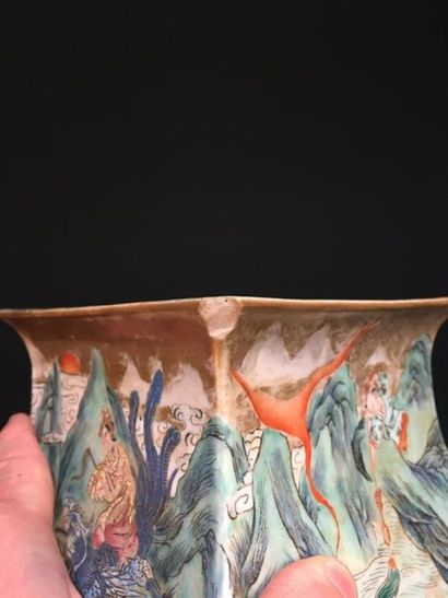 null Vase en porcelaine polychrome
Chine, début du XXe siècle
Balustre, de section...