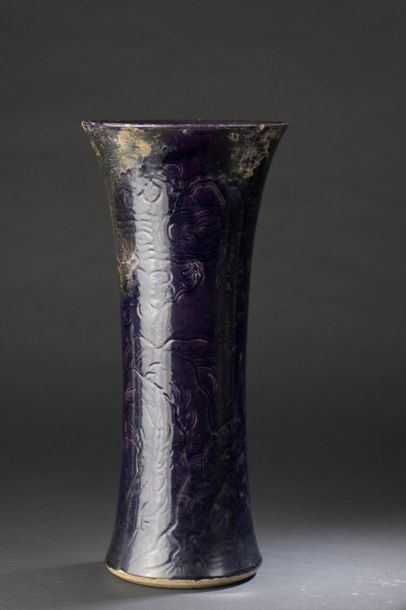  Vase cornet en porcelaine à glaçure aubergine Chine, XVIIe siècle À décor incisé...
