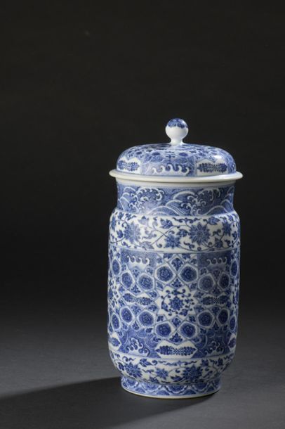null Vase couvert en porcelaine bleu blanc
Chine
En forme de lanterne, à décor de...