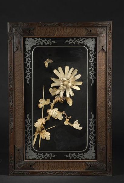 null Pair of black, silver and bone inlaid wooden panels and their wooden frame
Japan,...