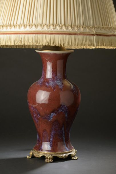 null Vase en porcelaine flammée
Chine, début du XXe siècle
Balustre, recouvert d'une...