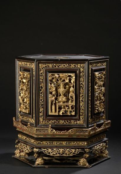 null Boîte couverte en bois laqué noir et or
Chine du Sud, fin du XIXe siècle
Hexagonale,...