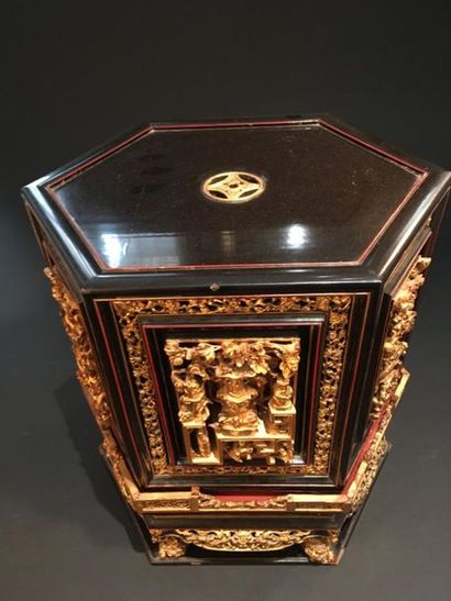 null Boîte couverte en bois laqué noir et or
Chine du Sud, fin du XIXe siècle
Hexagonale,...