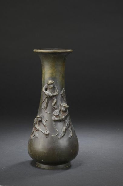 null Vase en bronze 
Japon, début du XXème siècle
Piriforme, à décor en relief de...