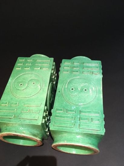 null Paire de vases Cong en porcelaine à glaçure verte
Chine, début du XXe siècle
De...