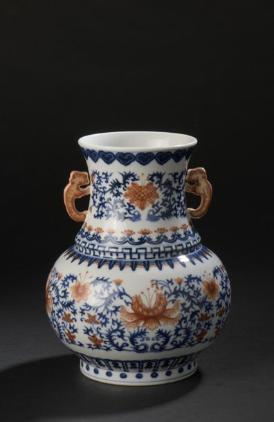 Vase Hu en porcelaine bleu blanc et rouge...