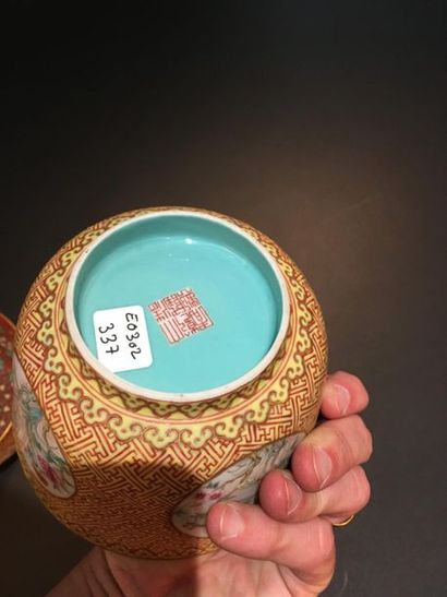 null Paire de bols en porcelaine
Chine, XXe siècle
L'extérieur à décor de pivoines,...