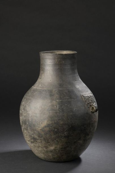 null Hu vase in grey terracotta
China, Han period (206 BC to 220 AD)
The ovoid body...