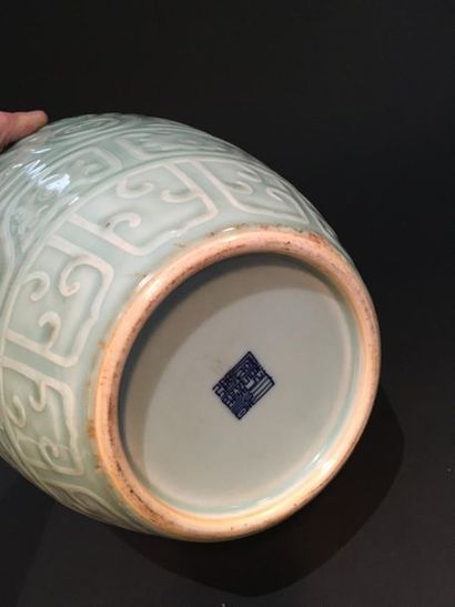  Vase en porcelaine à glaçure céladon Chine, XXe siècle Balustre, à décor archaïsant...