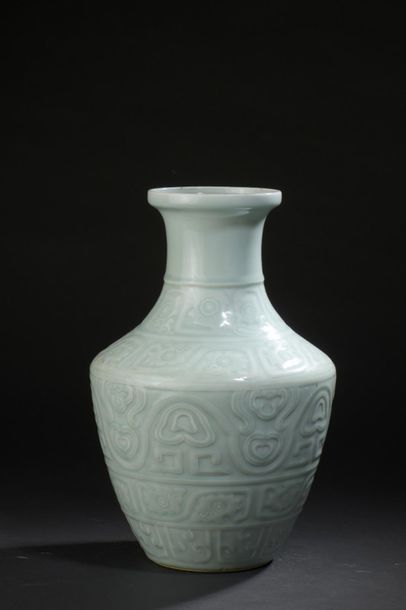 null Porcelain vase with celadon glaze
China, 20th century
Baluster, with archaic...