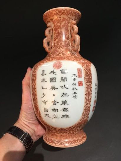 null Porcelain vase
China, 20th century
Baluster, decorated with imperial poems in...