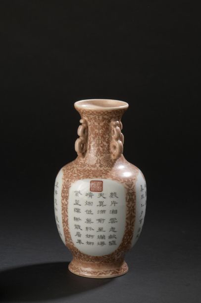 Vase en porcelaine Chine, XXe siècle Balustre,...