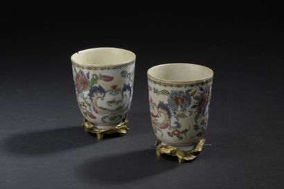 null Deux gobelets en porcelaine famille rose à décor « Pompadour »
Chine, XVIIIe...