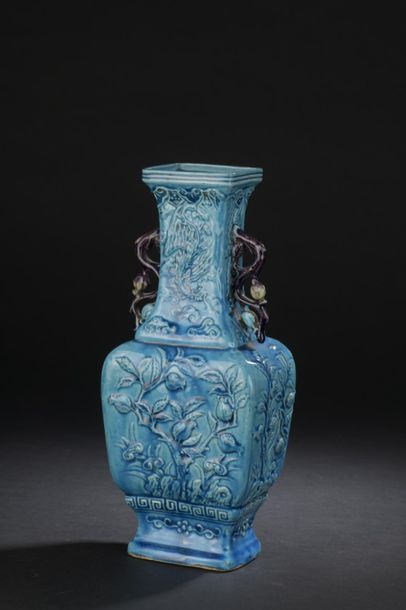 Vase en porcelaine à glaçure turquoise et...