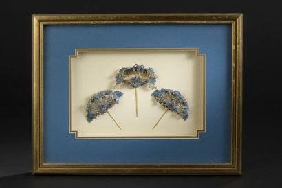  Trois ornements de coiffure Chine, époque Guangxu (1875-1908) En plume de martin-pêcheur,...