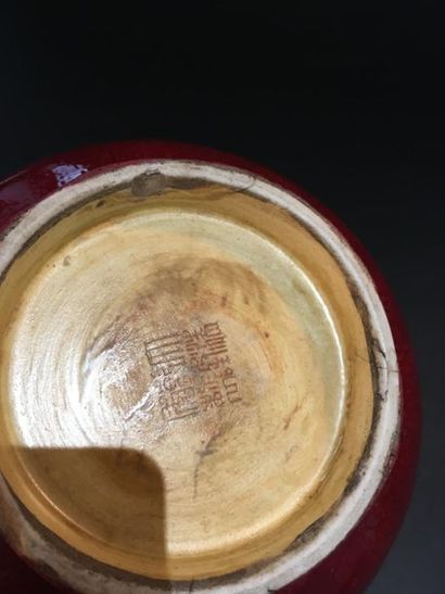 null Vase en porcelaine sang-de-boeuf
Chine, XXe siècle
La panse globulaire, le col...