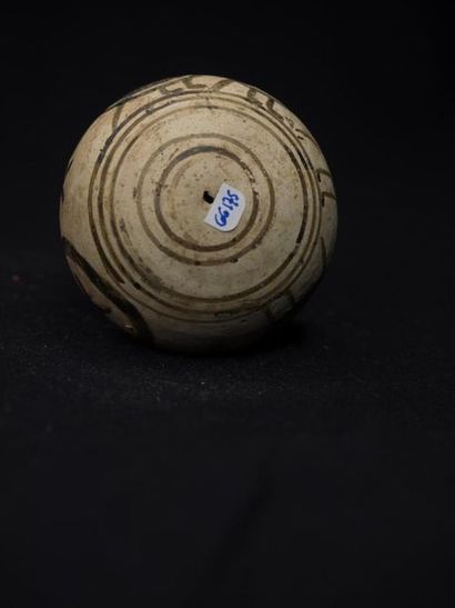 null Aryballe globulaire en terre cuite peinte, Corinthe, IVe siècle av. J.-C.
A...