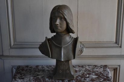 null Georges Charles COUDRAY (c. 1862 - c. 1932)
Jeanne d'Arc
Terre cuite
H. 55 cm
Petits...