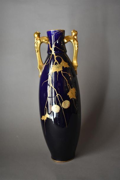 null Important vase with blue background, 20th century
With thistle decoration
H....