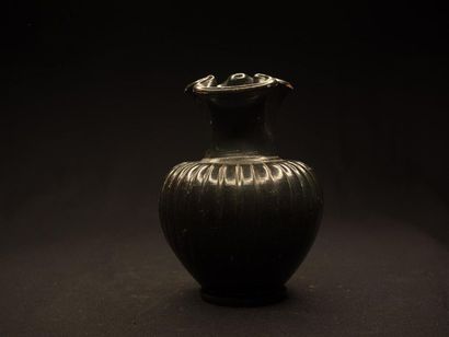 null Oenochoé godronnée en terre cuite vernissée noire, Grande Grèce, III-IVe siècles...