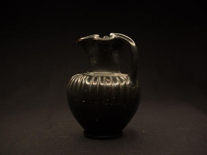 null Oenochoé godronnée en terre cuite vernissée noire, Grande Grèce, III-IVe siècles...